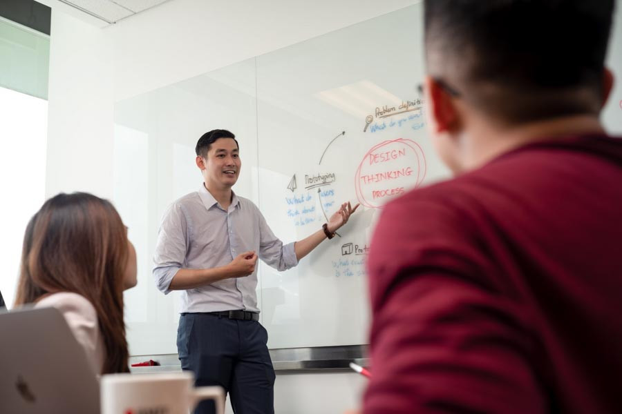 alt: Sinh viên RMIT trong lớp học thiết kế sản phẩm