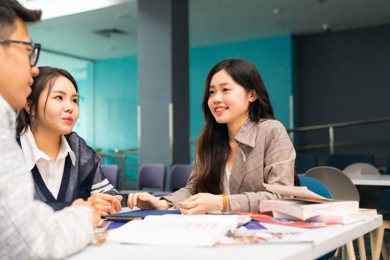 alt text: Giảng viên đang hướng dẫn sinh viên về tài chính ngân hàng