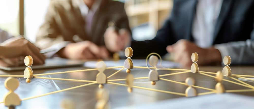 alt text: Hình ảnh minh họa về nhượng quyền thương mại với hình ảnh các cửa hàng, biểu tượng thương hiệu