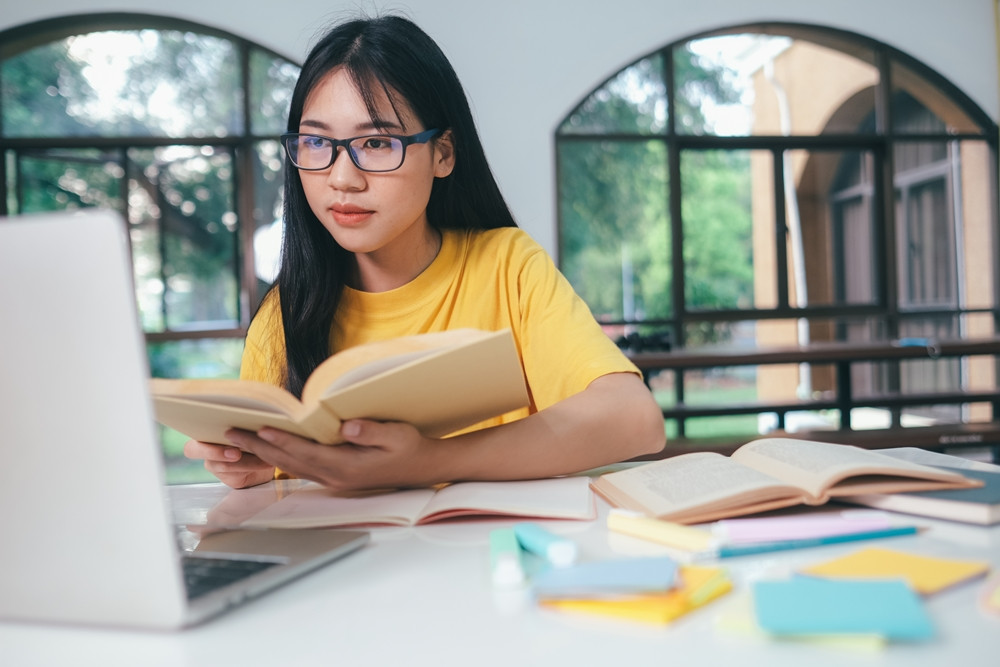 alt text: Học sinh đang tìm hiểu thông tin về các ngành học