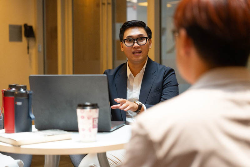 alt text: Sinh viên đang nghiên cứu về tài chính ngân hàng