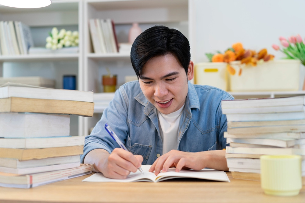 alt text: Sinh viên đang trao đổi về lựa chọn ngành học