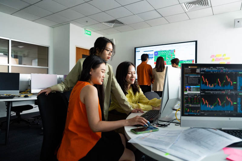 alt text: Sinh viên thực hành giao dịch tài chính