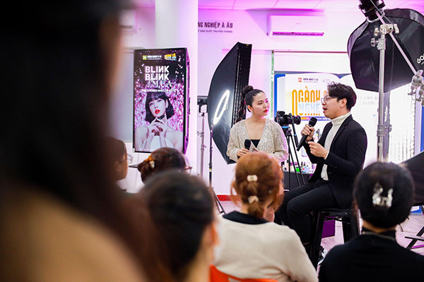 Chuyên gia Huỳnh Xuân Phước chia sẻ về nghề Make-up Artist tại sự kiện.