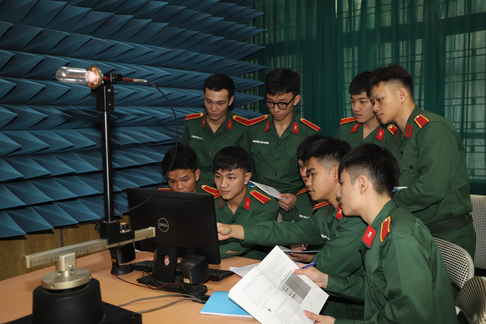 Hình ảnh minh họa: Sinh viên ngành quân sự cơ sở đang học tập.