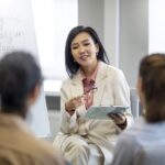 Chuyên viên tư vấn hướng nghiệp giúp bạn định hình rõ ràng con đường sự nghiệp.