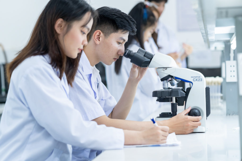 Hình ảnh sinh viên nghành y đa khoa đang làm thí nghiệm